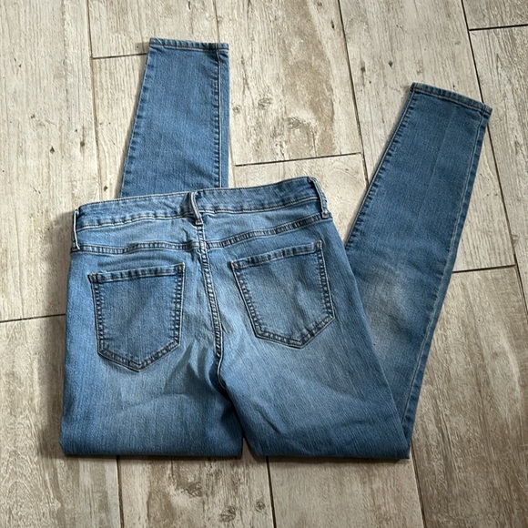 [Old Navy] Light Wash “Super Skinny” Jeans - Size 6 - Picture 4 of 4